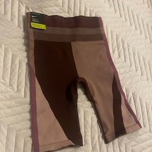 NWT THE NIKE SCULPT TIGHT FIT SMALL